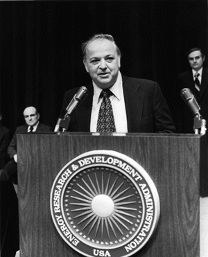 Burton Richter receiving the E. O. Lawrence Award, February 1976